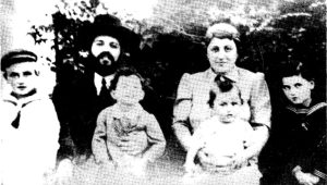 תמונת משפחת הרב משה ואסתר פרייא הי"ד