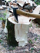 גרזן עם ידית עץ חוטב בעץ