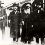 תמונת הרב ישעיה זילברשטיין זצ"ל ומלוויו